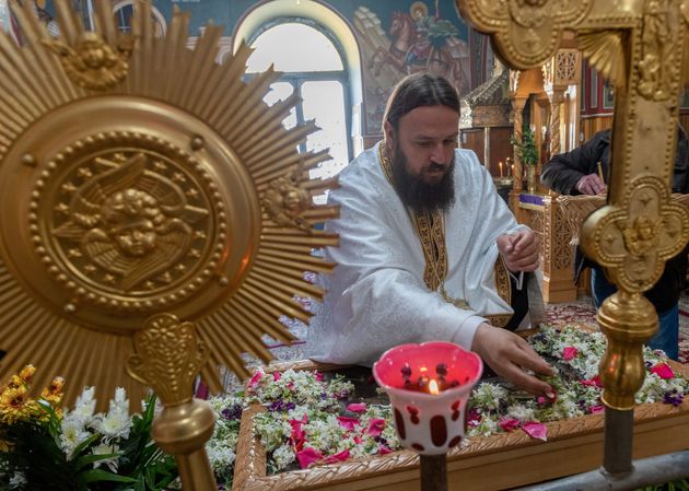 ΑΛΙΒΕΡΙ, ΕΥΒΟΙΑ - Η αποκαθήλωση χωρίς την παρουσία πιστών στην εκκλησία του Αγιου Δημητρίου στο χωριό Αγιος Ιωάννης