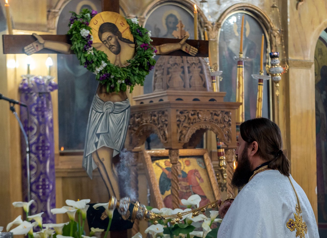 ΑΛΙΒΕΡΙ, ΕΥΒΟΙΑ - Η αποκαθήλωση χωρίς την παρουσία πιστών στην εκκλησία του Αγιου Δημητρίου στο χωριό Αγιος Ιωάννης