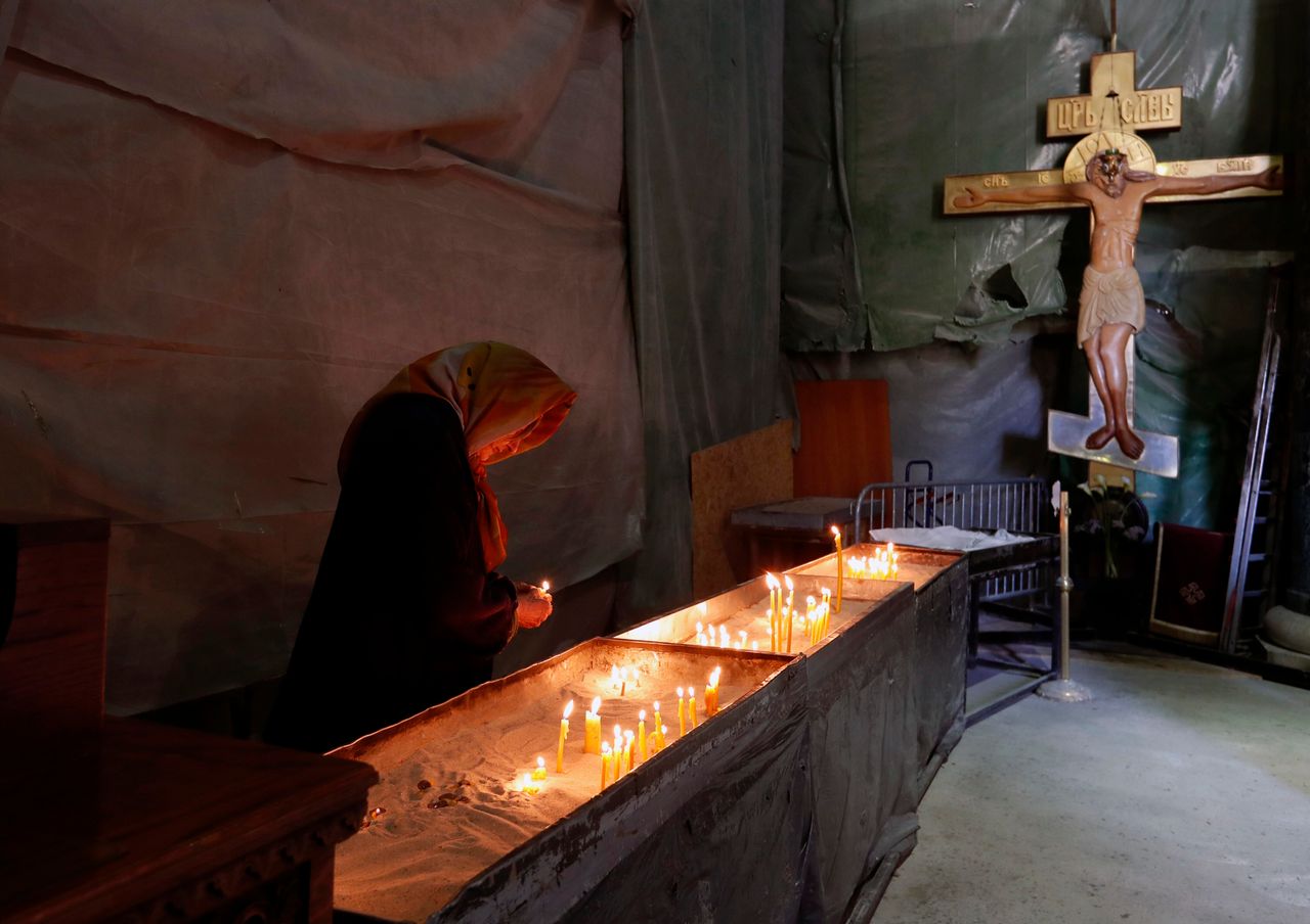 Μία γυναίκα ανάβει το κερί της στο ναό του Αγίου Σάββα στο Βελιγράδι. Πάσχα του κορονοϊού...Απρίλιος 2020. (AP Photo/Darko Vojinovic)