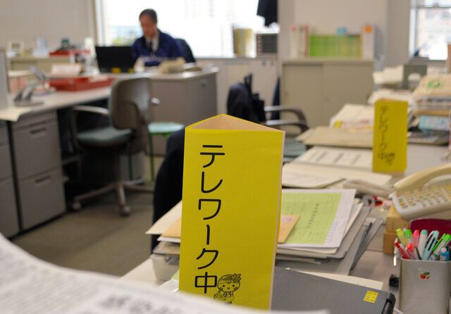 職員の机には「テレワーク中」の標識が立っていた==2020年4月13日午後3時55分、栃木県庁、池田拓哉撮影
