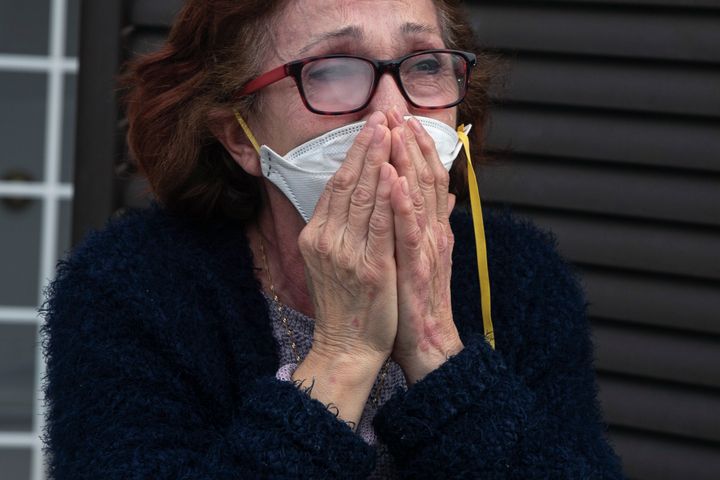 Μια γιαγιά στη Ισπανία κλαίει την ημέρα των γενεθλίων της εγγονής της Λουτσία, που γίνεται 12 ετών. 