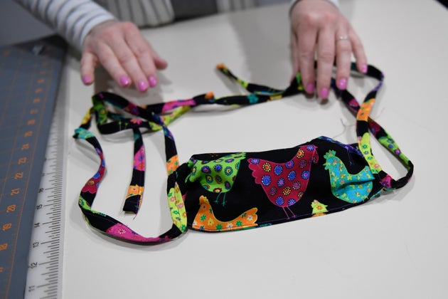 Pour Faire Des Masques En Tissu Le Maire De Grenoble Veut La Reouverture Des Merceries Le Huffpost