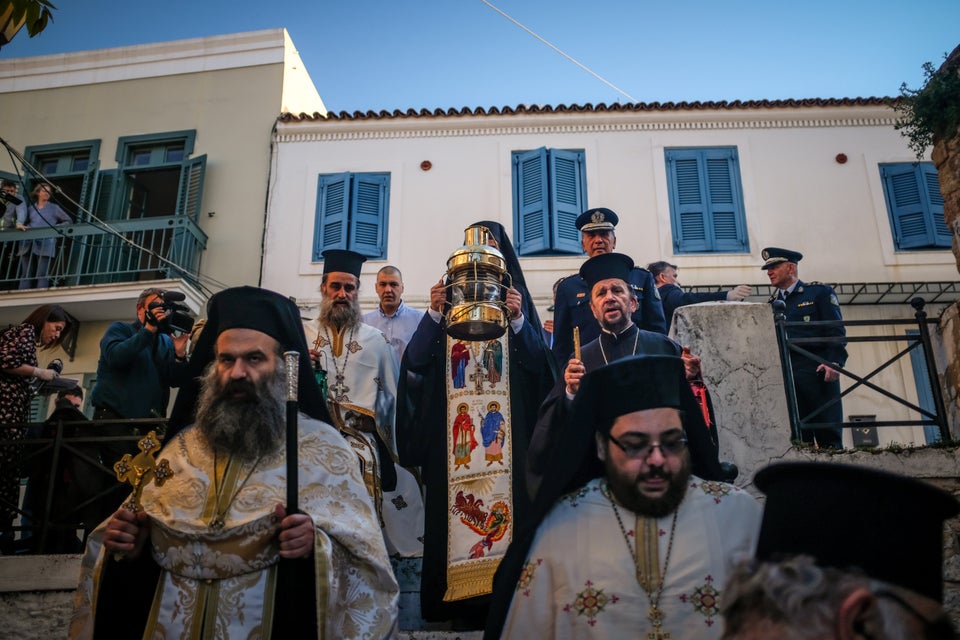 Ο Έξαρχος του Αγίου Τάφου εν Ελλάδι, αρχιμανδρίτης Δαμιανός επικεφαλής πομπής,μεταφέρει το Άγιον Φως...