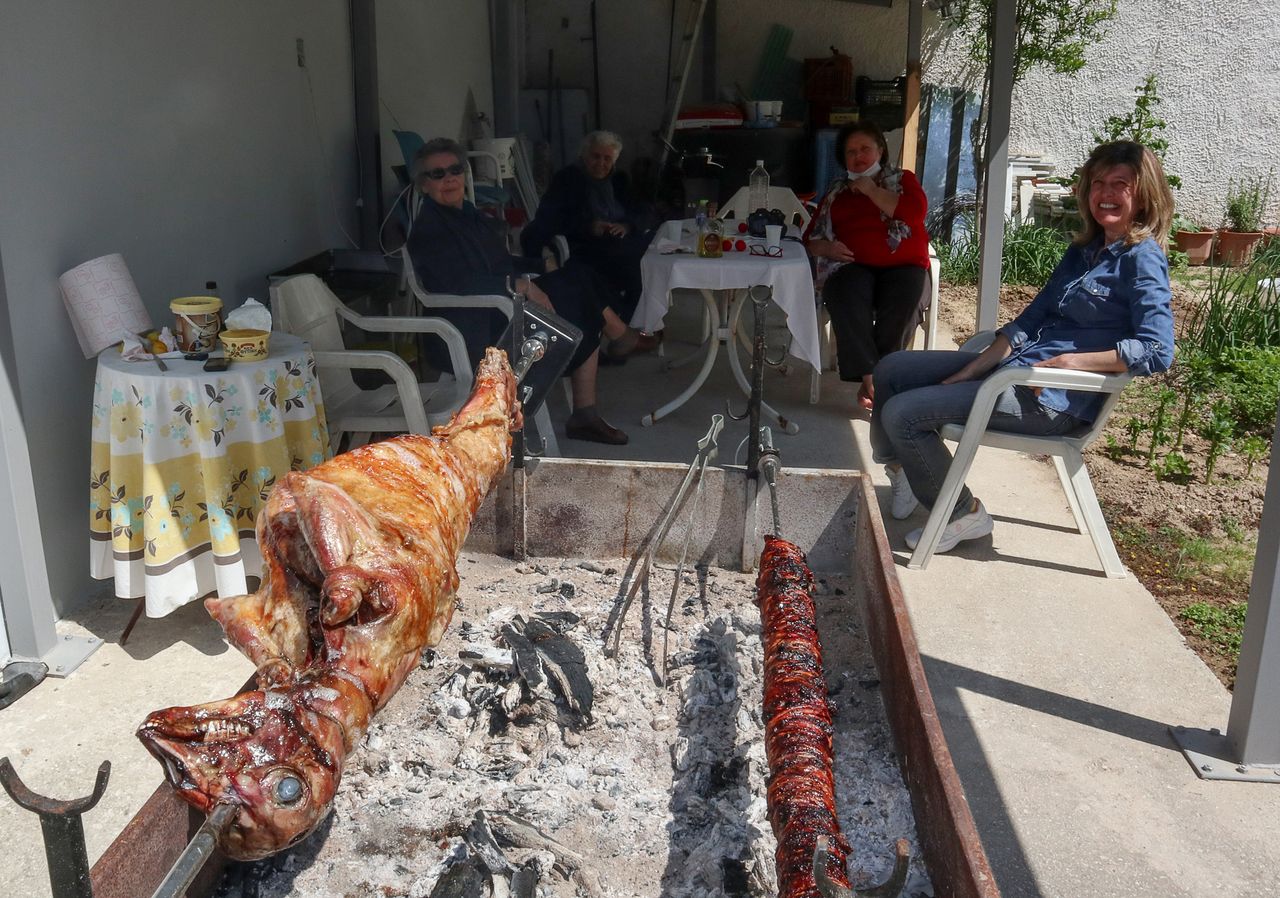 Στην Λάρισα αρνί και κοκορέτσι για τέσσερις.