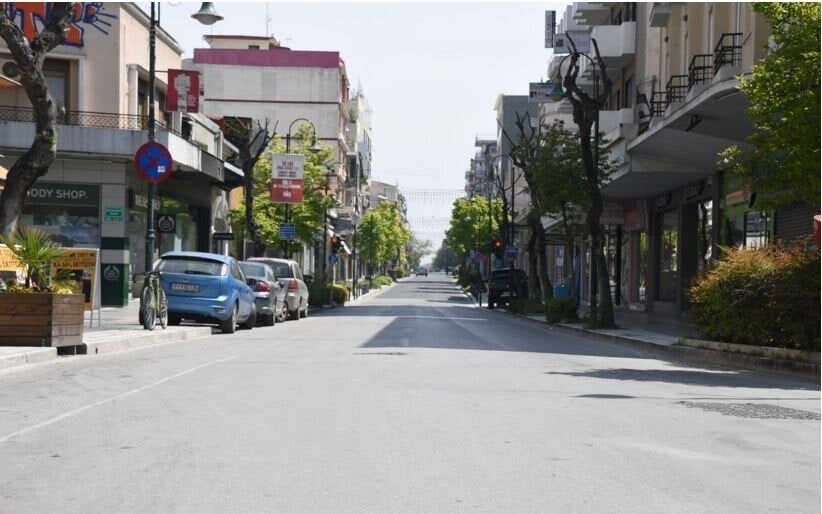 Άδειοι δρόμοι στη Λάρισα.