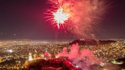 Μπακογιάννης: «Χριστός Ανέστη» με βεγγαλικά από Λυκαβηττό και