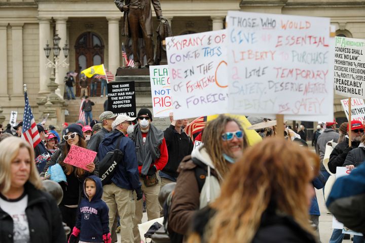 ミシガン州の議事堂前で、厳しい外出制限に抗議をする人々。マスクなどをしない人々も多く密集している。 2020年4月15日