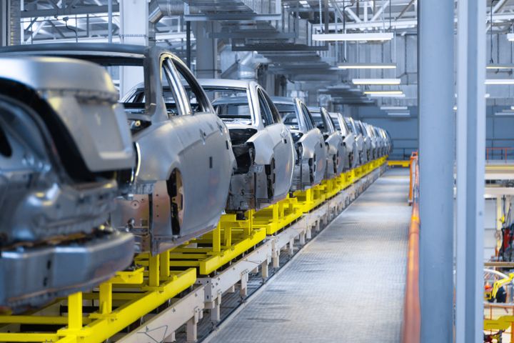 自動車の部品工場など製造業で単純労働に従事する外国人は多い