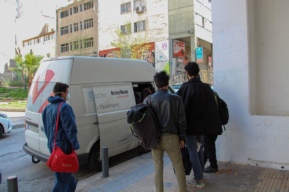 Οι εθελοντές που φροντίζουν τους χρήστες της Αθήνας εν μέσω