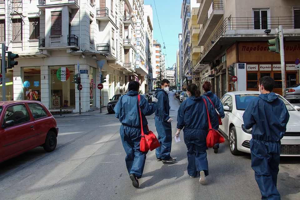 Οι εθελοντές που φροντίζουν τους χρήστες της Αθήνας εν μέσω
