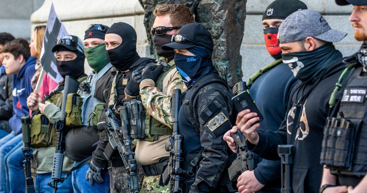 15 апреля 2011. Вооруженные люди в США. Вооруженные люди на протестах в США. Вооруженные люди в масках США.