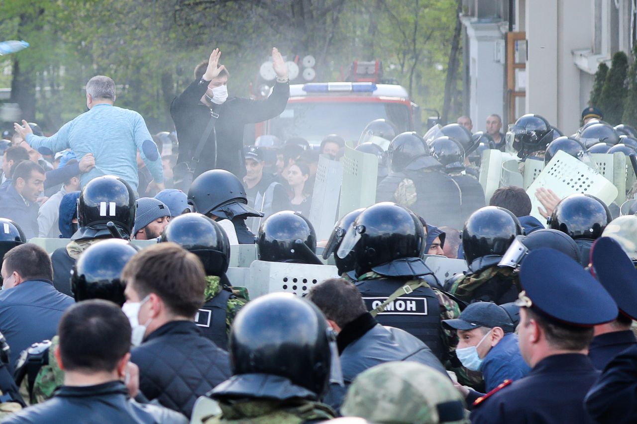 Διαδηλώσεις κατά των μέτρων για την ανάσχεση της εξάπλωσης της επιδημίας σε πόλη στη Ρωσία. 