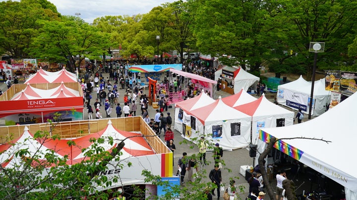 東京レインボープライド2019の様子。企業のブースがひしめき合っているのがわかる。