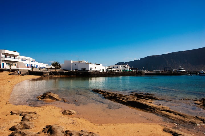 Vista de la playa en Caleta del Sebo, La Graciosa. La isla tiene dos pueblitos: en el norte está la zona residencial de Pedro Barba, y en la costa sur, mirando a Lanzarote, está Caleta de Sebo (en la imagen).