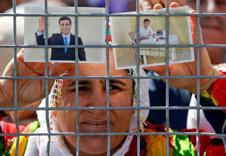 Φωτογραφία αρχείου. Μια γυναίκα κρατά φωτογραφίες του Ντεμιρτάς ο οποίος παραμένει φυλακισμένος
