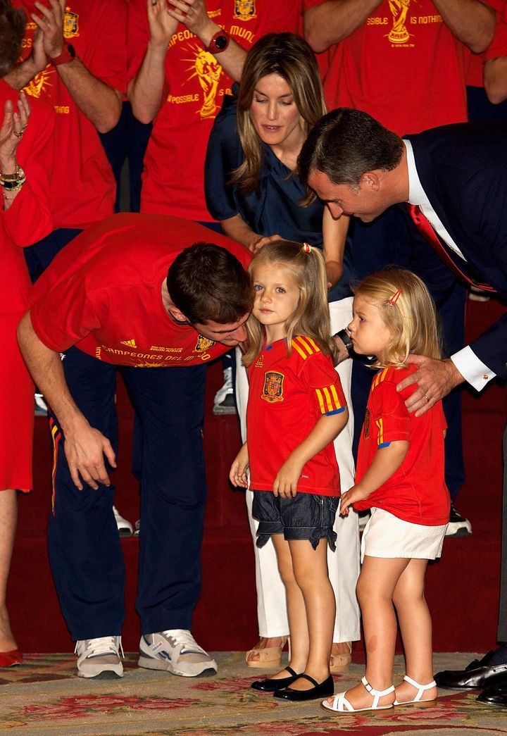 La princesa Leonor y la infanta Sofía junto a Iker Casillas en 2010.