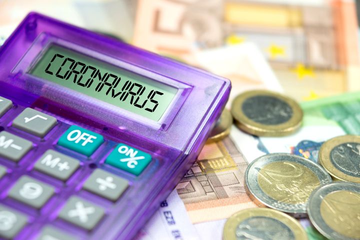 Taschenrechner, Euro Geldscheine und Coronavirus in Europa