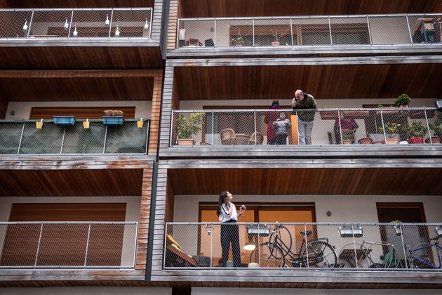 Des voisins discutant depuis leur balcon à Paris le 20 mars