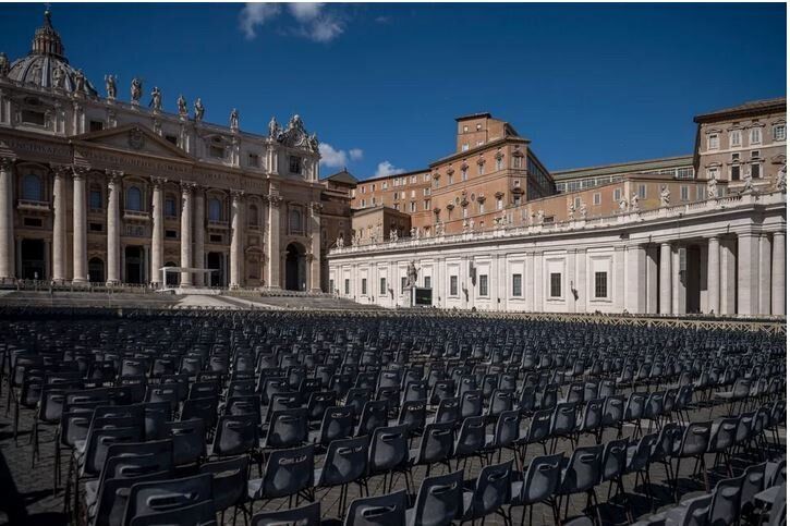 Μια άποψη από την άδεια από κόσμο πλατεία του Αγίου Πέτρου, στο Βατικανό, στις 8 Μαρτίου, 2020.