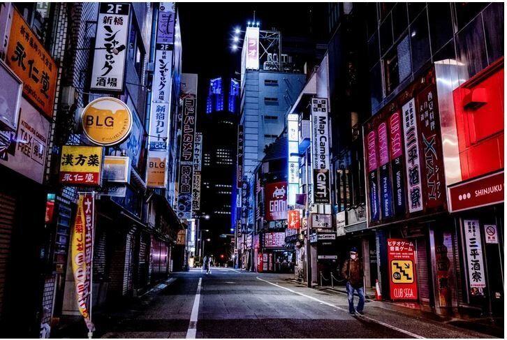 Δρόμοι εντελώς έρημοι στην πόλη Σιντζούκου, στο Τόκιο, την Κυριακή του Πάσχα, 19 Απριλίου, 2020.