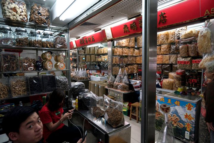漢方薬の材料を売る店舗（香港/2018年）
