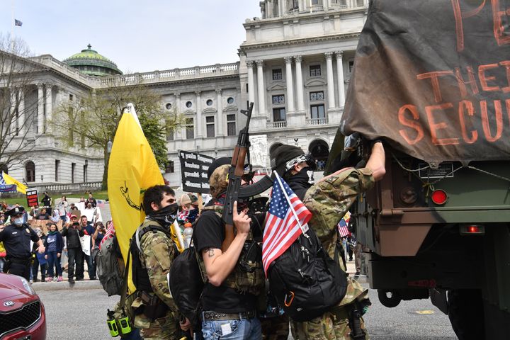 Ένοπλοι συμμετέχοντες σε διαμαρτυρία υπό την ονομασία "Η Πορεία των Πατριωτών", με αίτημα την άμεση άρση των μέτρων για τον περιορισμό της εξάπλωσης του κορονοϊού στις ΗΠΑ (Πανσυλβάνια, 20 Απριλίου).
