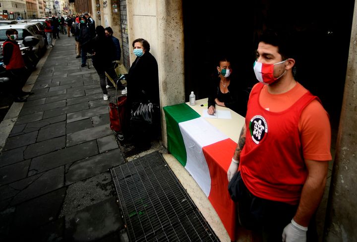 Οι Ιταλοί δίνουν τριπλή μάχη: κατά του κορονοϊού, της φτώχειας και του φασισμού. Εδώ πολίτες στοιχίζονται περιμένοντας να λάβουν τρόφιμα από νεο-φασιστικής οργάνωσης (Ρώμη, 21 Απριλίου).