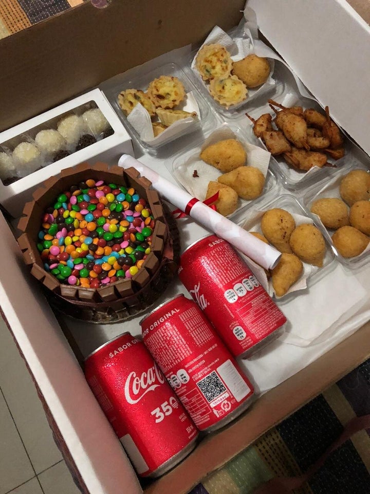 O kit de aniversário por delivery vem com um bolo, velinhas de aniversário, bexigas, docinhos, salgadinhos, refrigerante ou cerveja.