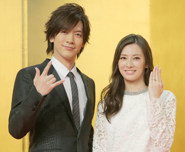 歌手でタレントのＤＡＩＧＯさんと女優の北川景子さんが2016年1月11日に婚姻届を提出、結婚したことを発表した。写真は、東京都内で結婚報告会見を開いたＤＡＩＧＯさんと北川景子さん。