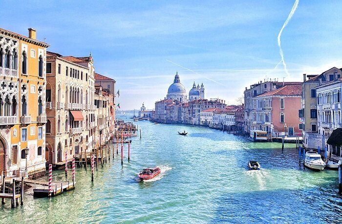 水の都ヴェネツィアは封鎖によって水路の水が澄んできたといわれる