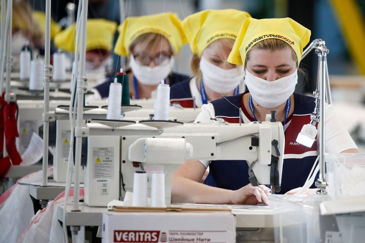 Μαζική παραγωγή ιατρικού εξοπλισμού σε βιοτεχνία στην Καλούγκα (Ρωσία, 22 Απριλίου)