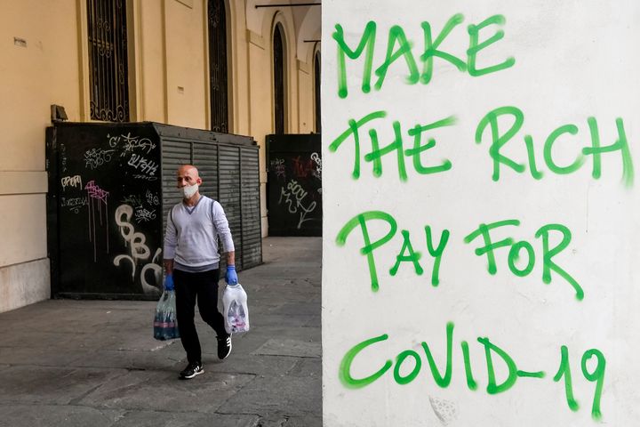 "Κάντε τους πλούσιους να πληρώσουν για τον κορονοϊό" το σύνθημα στο Τορίνο (Ιταλία, 20 Απριλίου)