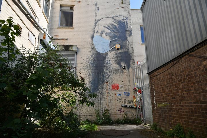 Το κορίτσι με το μαργαριταρένιο σκουλαρίκι του Βερμέερ σε "εκδοχή" Banksy και με μάσκα (Βρετανία, 21 Απριλίου)