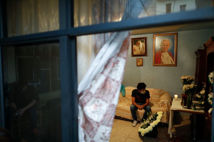 Ο Έκτορ Μπρισένο μπροστά στο δοχείο με τις στάχτες της γιαγιάς του που αποτεφρώθηκε. Η 28χρονη πέθανε από κορονοϊό (Μεξικό, 22 Απριλίου) 