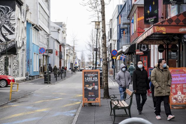 Des touristes dans les rues de Reykjavik, la capitale islandaise, le 3 avril. Les autorités...