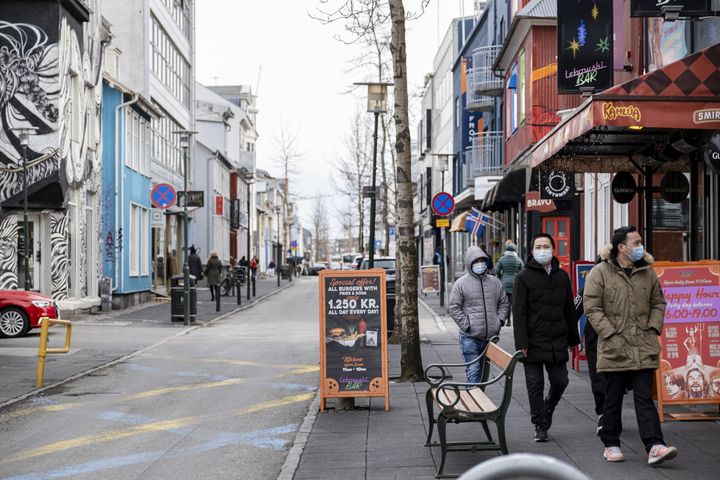 Des touristes dans les rues de Reykjavik, la capitale islandaise, le 3 avril. Les autorités ont interdit les rassemblements de plus de 20 personnes et fermé certains établissements, mais elles n’ont pas décrété le confinement total.