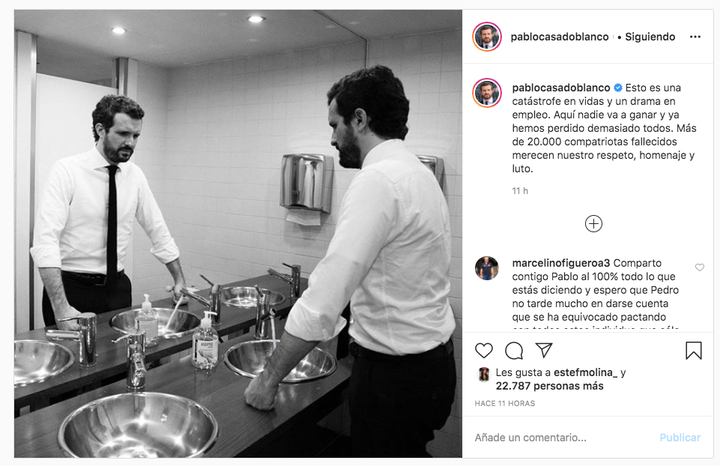 Pablo Casado en el baño frente al espejo.