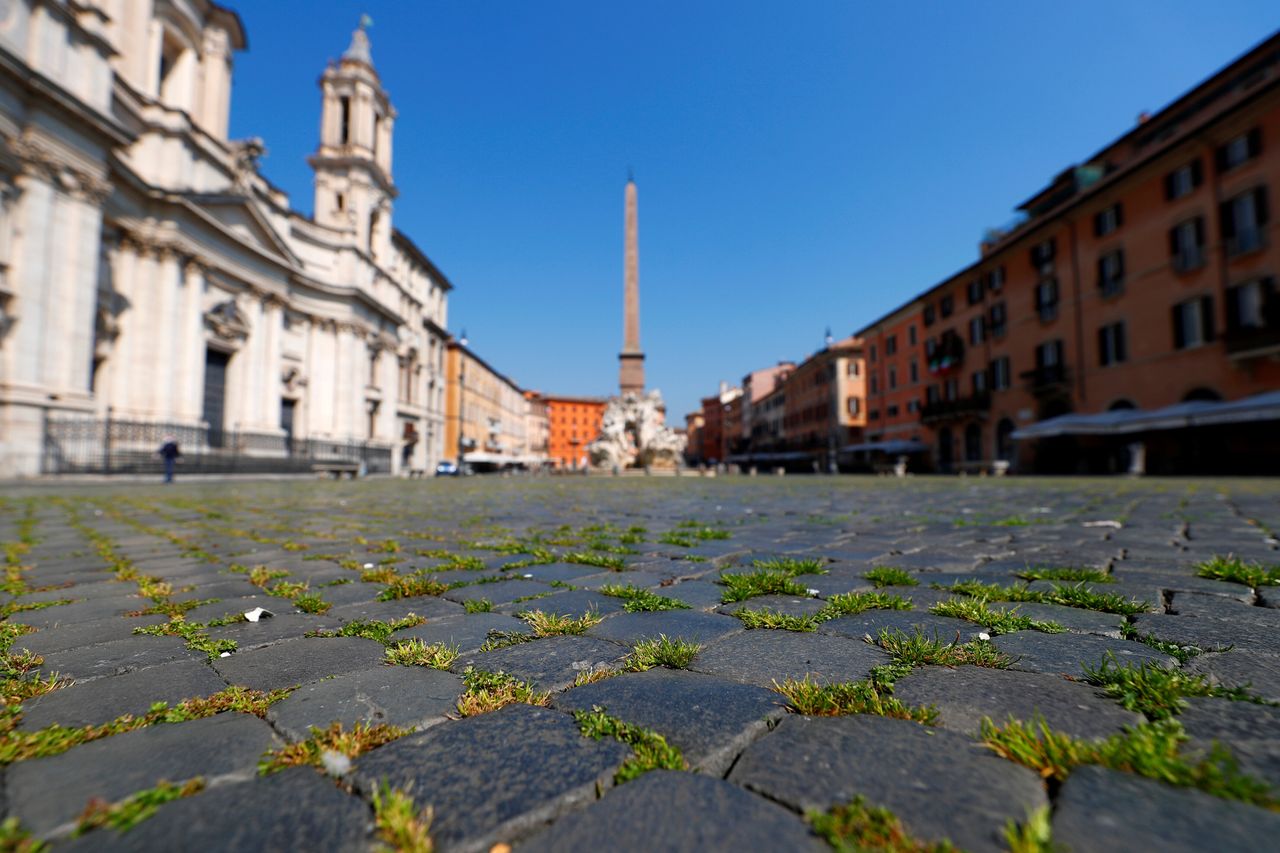 Χορτάρια φυτρώνουν δειλά στην Πιάτσα Ναβόνα, Ρώμη (Ιταλία)