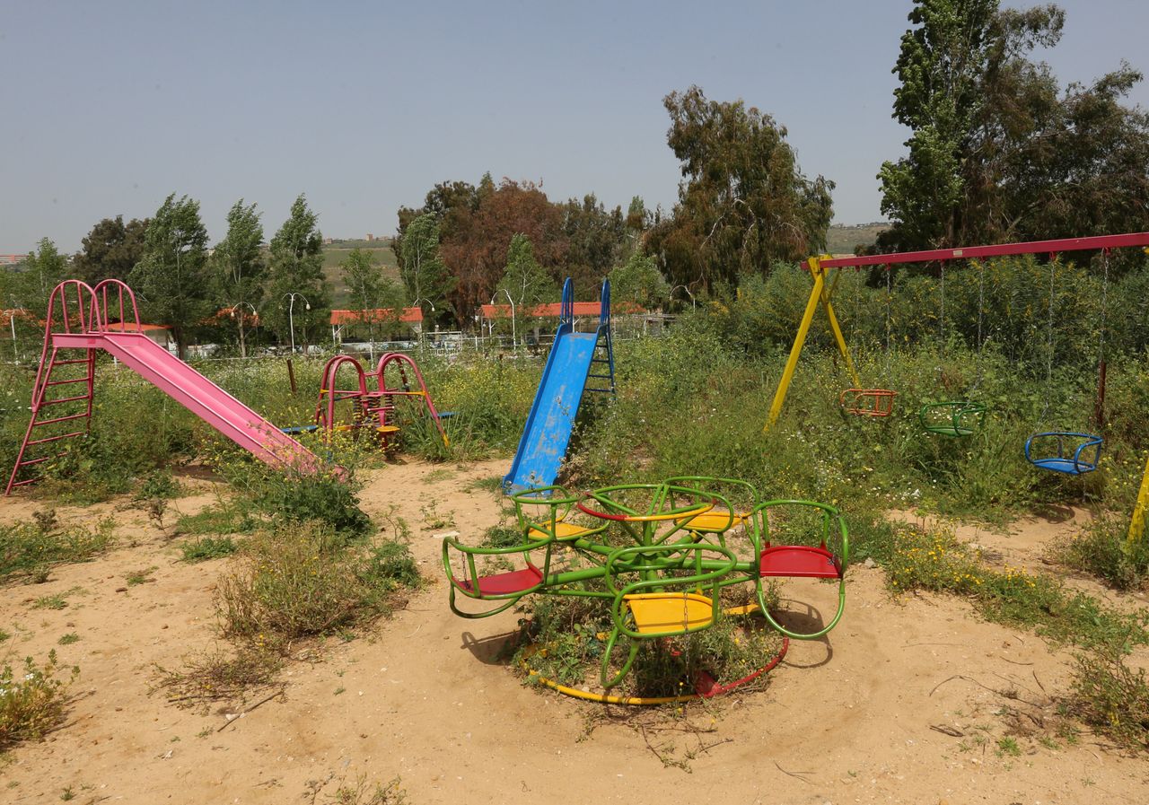 Φυτά και χόρτα κάνουν κατάληψη σε παιδική χαρά, Κίαμ (Λίβανος)