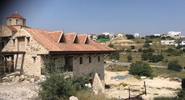 Κύπρος: Πιστοί έχουν «ταμπουρωθεί» σε μοναστήρι και αρνούνται να