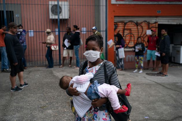 Lentidão no resultado de testes laboratoriais, que detectam tanto a causa da morte quanto se a pessoa foi contaminada, leva a um atraso nos dados oficiais.