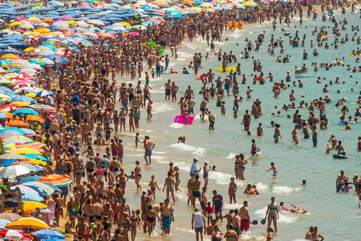 La playa de Levante, en Benidorm, abarrotada. 