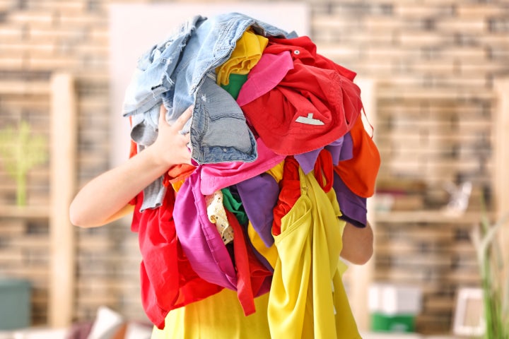 Lavar roupas em lavadora é mais eficiente para combater germes que lavá-las à mão.