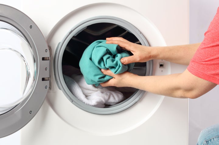 É importante desinfetar bem as suas roupas para evitar contaminações.