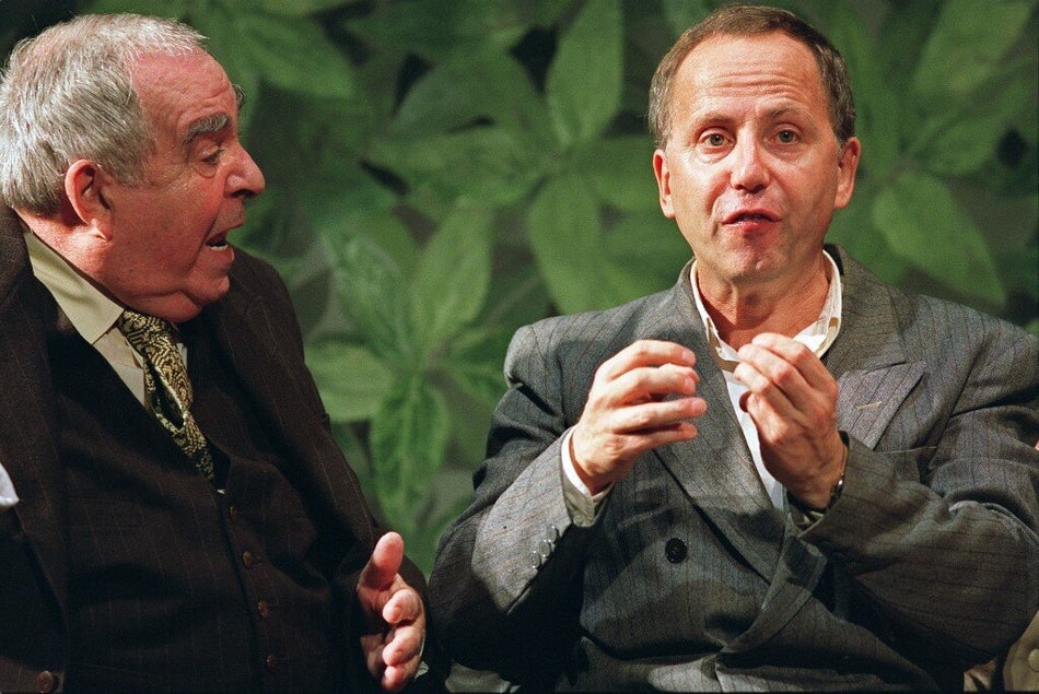 Le comédien et homme de théâtre Claude Evrard (ici à gauche, aux côtés de Fabrice Luchini) est décédé à l'âge de 86 ans. Il est décédé à Clamart, en région parisienne, des suites du coronavirus. Claude Evrard a été le complice de Philippe Avron, avec qui il a écrit nombre de sketches humoristiques et tourné en tandem ("Avron et Evrard") avec succès dans les années 1970-1975. >>> Lire notre article complet