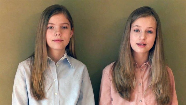 La infanta Sofía y la princesa Leonor, durante el mensaje del 23 de abril de 2020.