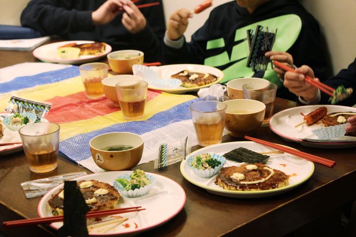 「ときわこども食堂」で夕飯を食べる小学生たち＝2月27日、大阪市阿倍野区