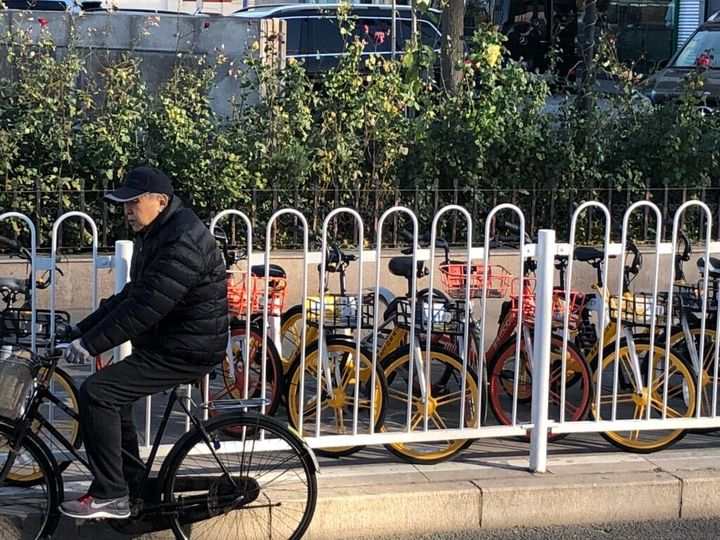 中国の街に並んだシェア自転車（2019年・北京）