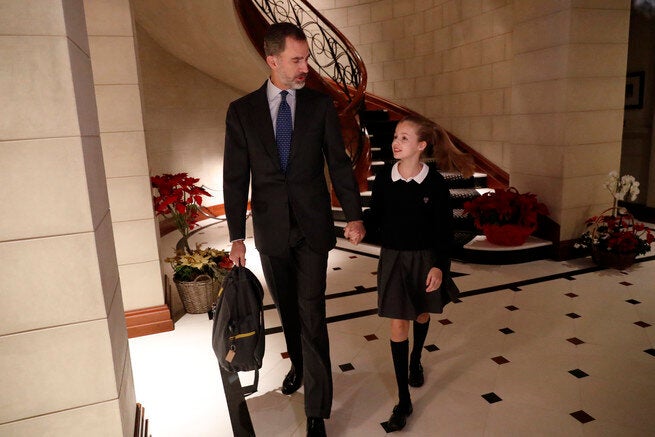 Felipe VI y la princesa Leonor en el hall del Pabellón del Príncipe.