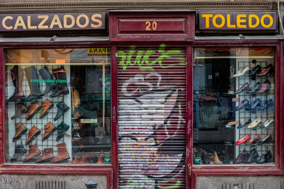 Τα κατεβασμένα ρολά της Μαδρίτης: Φωτογραφικό αφιέρωμα στους έρημους εμπορικούς δρόμους της